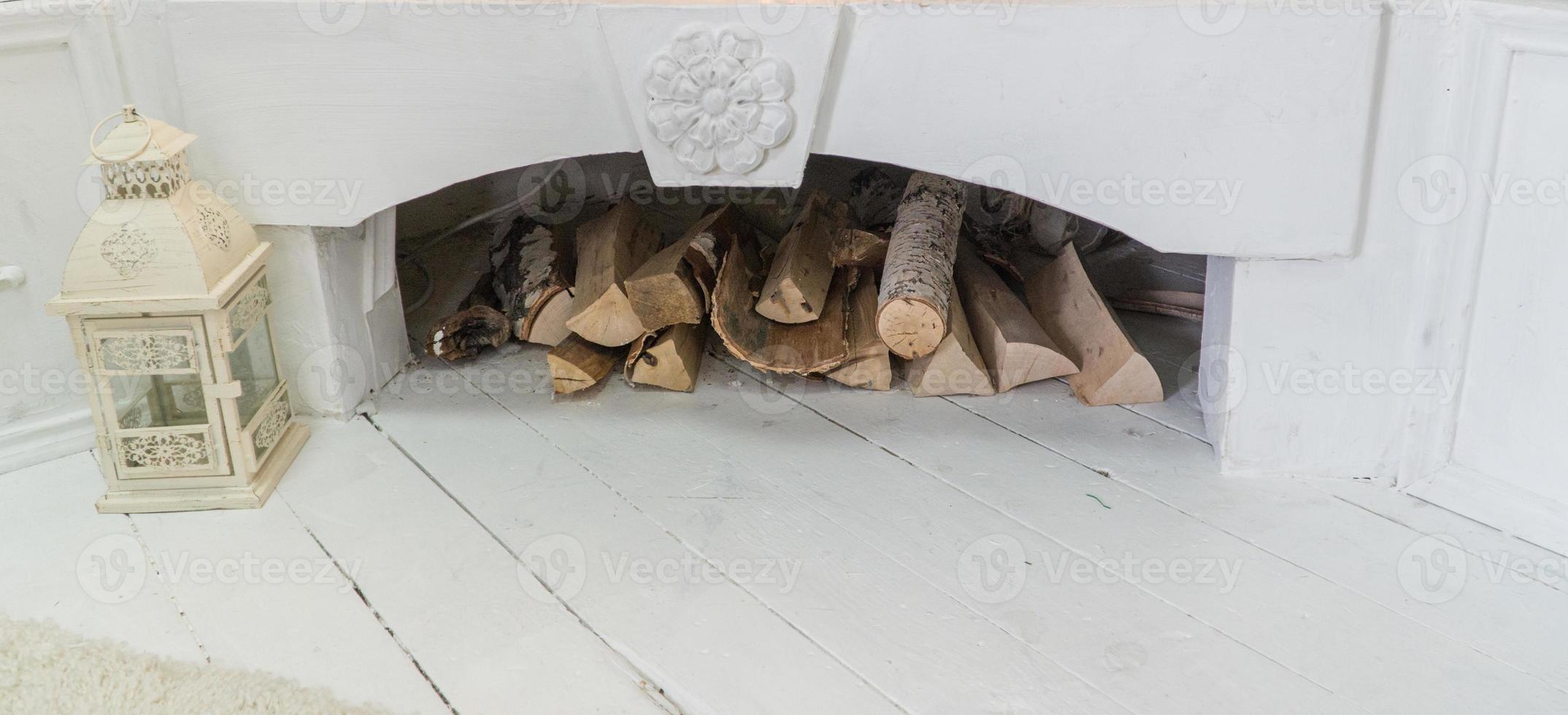 chimenea decorada en blanco con leña foto