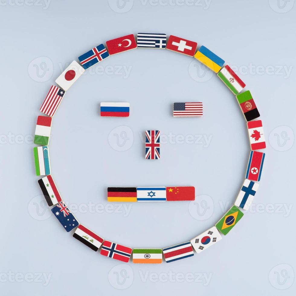 ilustración de una cara sonriente de banderas nacionales en fichas de dominó. concepto de paz y la comunidad de naciones y el orden mundial foto