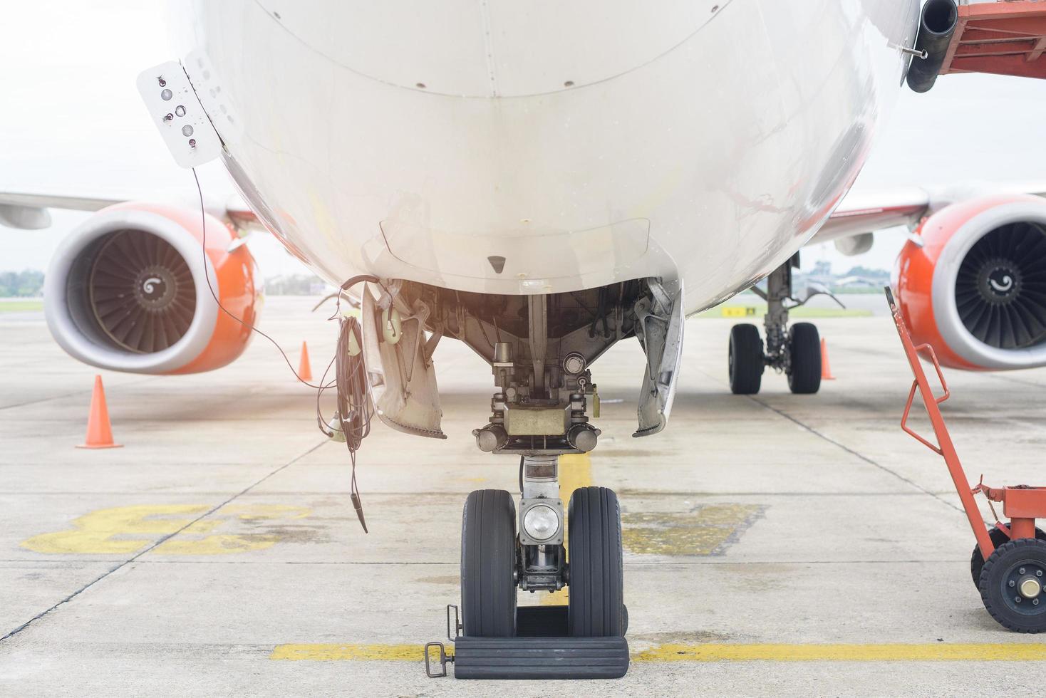 avión preparándose para despegar en el aeropuerto internacional foto