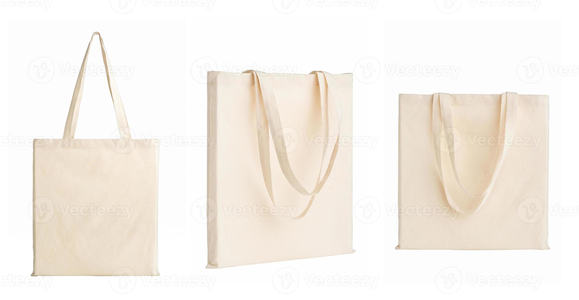 conjunto de bolsas hechas de tela de algodón blanco, aisladas sobre fondo blanco foto