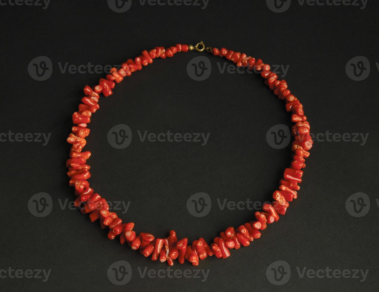 antiguo collar antiguo de piedras rojas sobre fondo negro. joyería vintage de asia central foto