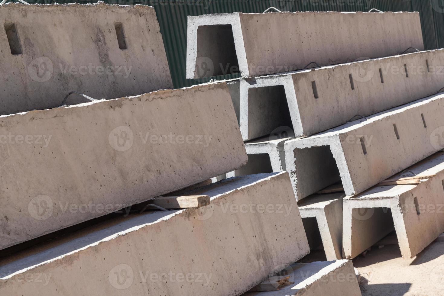 nuevos bloques de hormigón para drenaje, apilados en fila. material de construcción foto