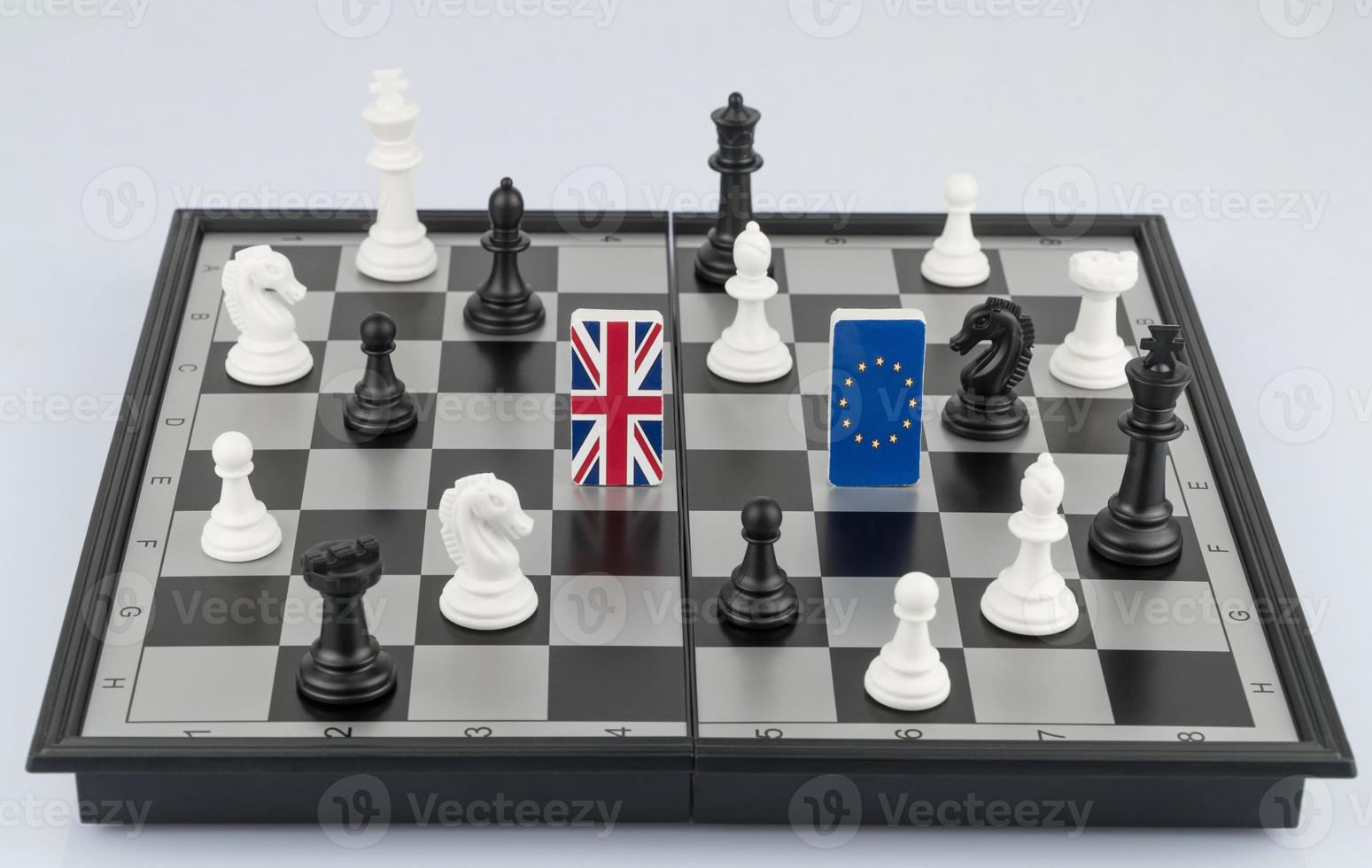 piezas de ajedrez y banderas de la unión europea y gran bretaña en el tablero de ajedrez. el concepto de juego político y estrategia de ajedrez brexit foto