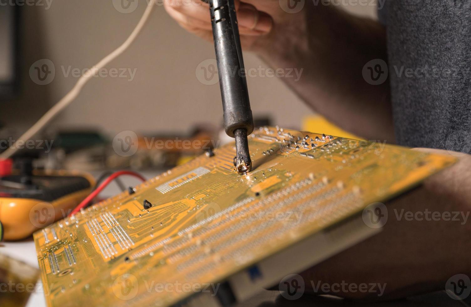 técnico de soldadura electrónica y reparación de chips informáticos foto