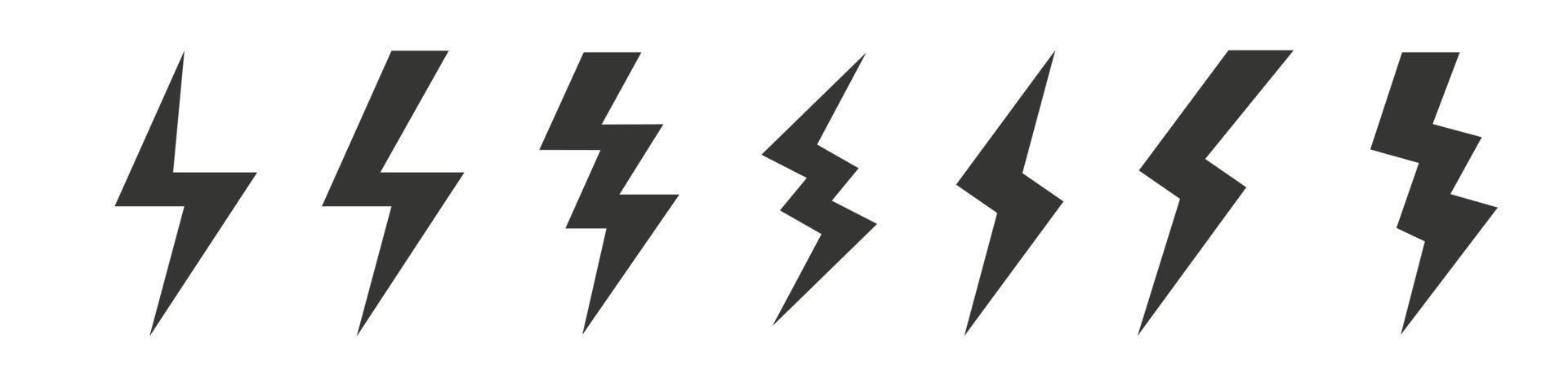 establezca el icono de flash de iluminación de trueno y perno. rayo de energía eléctrica o señal peligrosa. conjunto de icono de rayo en color negro. vector