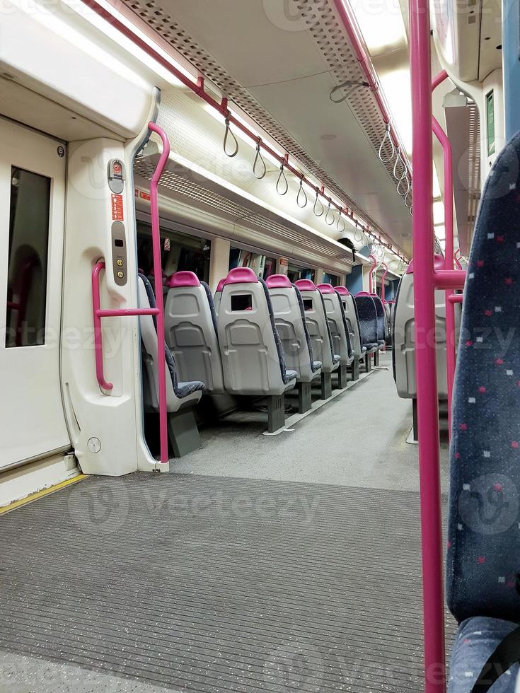 dentro de un vagón de tren vacío. vista interior del pasillo dentro de los trenes de pasajeros con asientos vacíos del sistema ferroviario de gran bretaña. foto