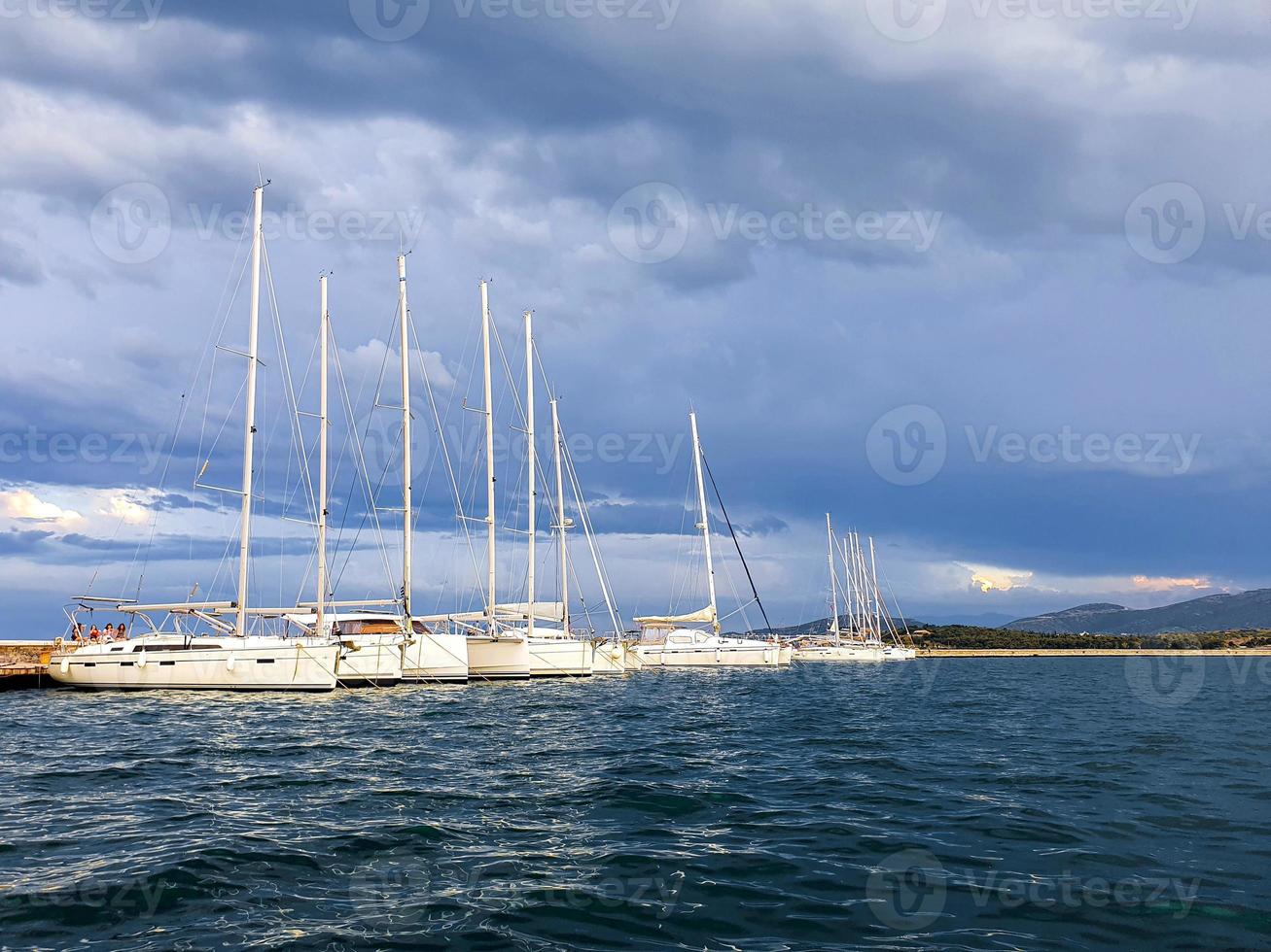 puerto de veleros, muchos hermosos yates de vela amarrados en el puerto marítimo, transporte acuático moderno, vacaciones de verano, estilo de vida de lujo y concepto de riqueza. foto