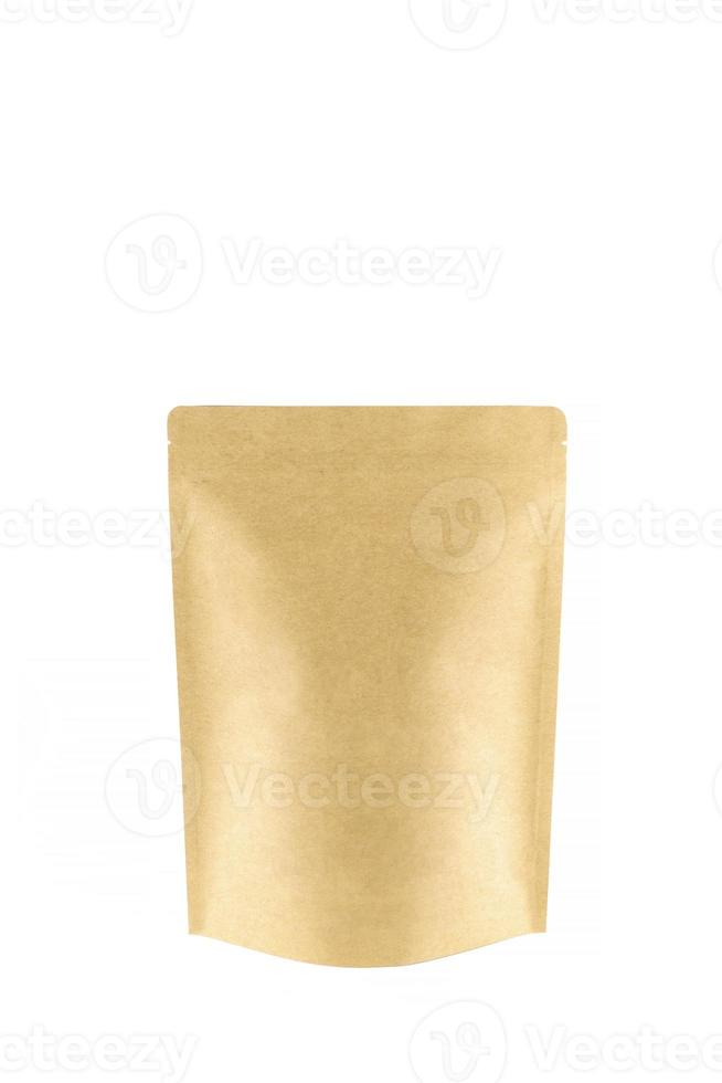 plantilla de embalaje de bolsa de papel en blanco artesanal marrón aislada sobre fondo blanco. foto