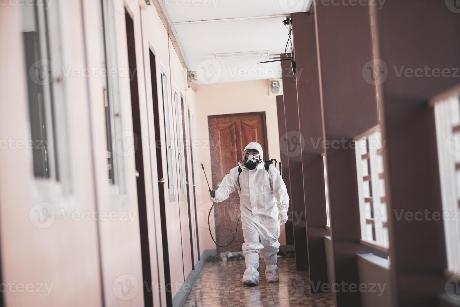 los epidemiólogos o trabajadores de la salud usan ppe y rocían desinfectantes para evitar la propagación de gérmenes o coronavirus. foto