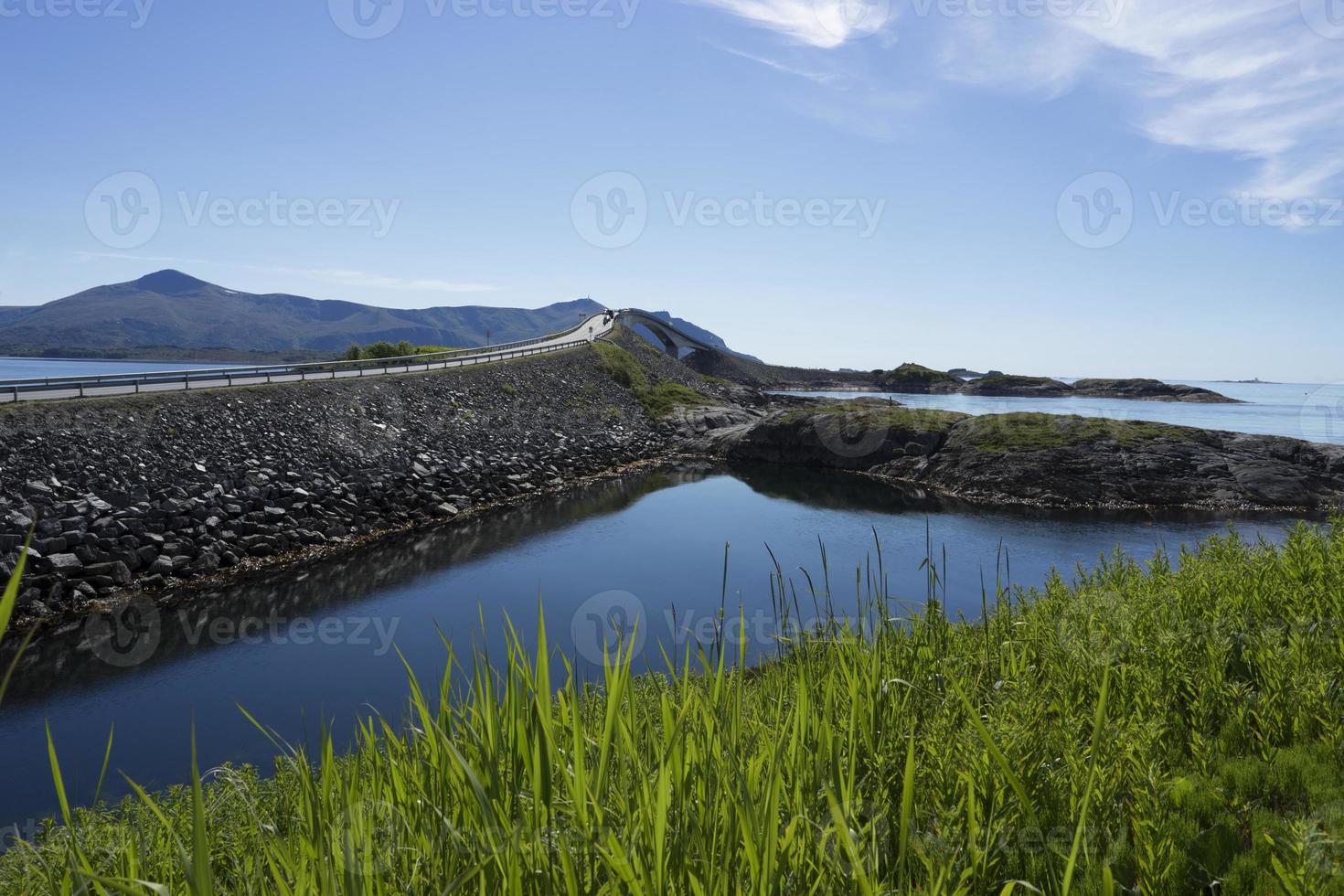 Puente de la carretera atlántica de fama mundial con una vista increíble sobre las montañas noruegas. foto