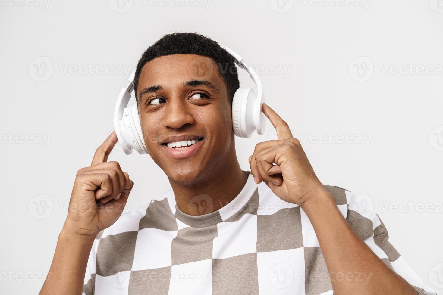 retrato de un hombre africano feliz mirando hacia un lado con auriculares foto