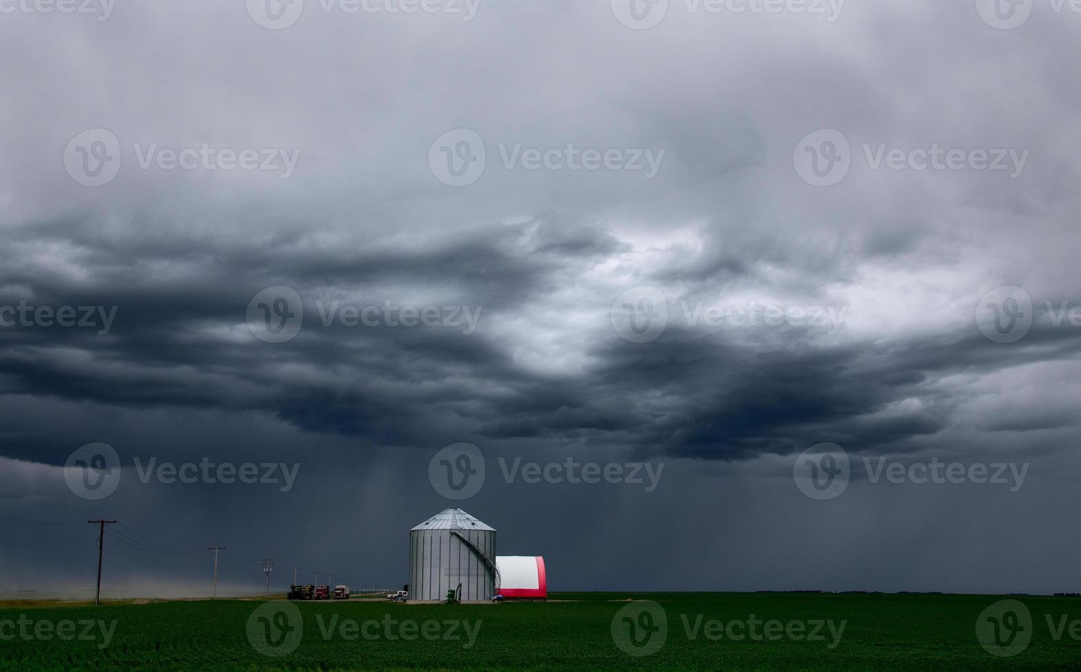 pradera nubes de tormenta foto