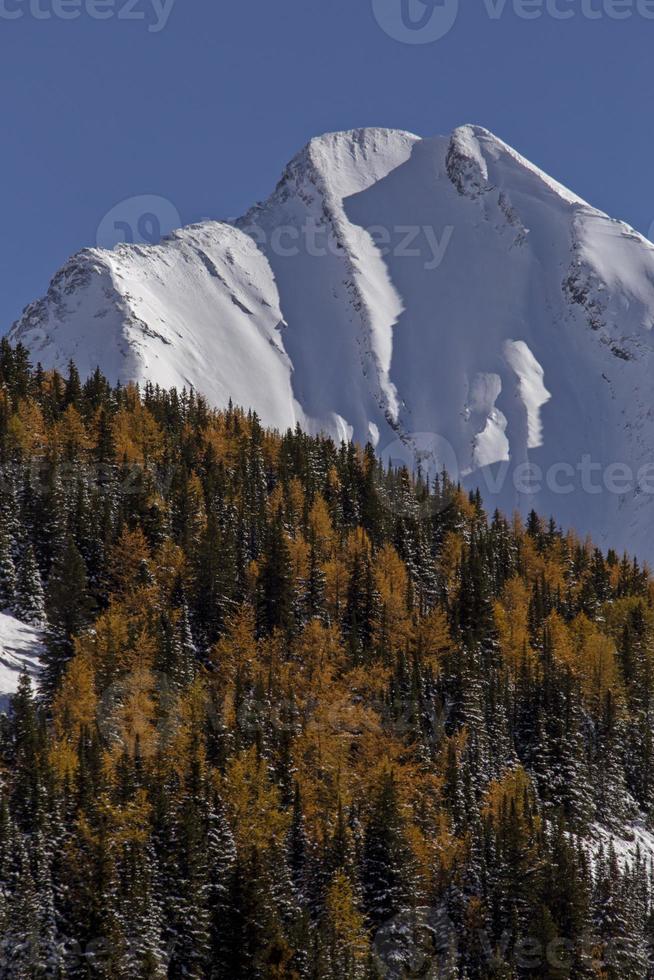 montañas rocosas invierno otoño foto