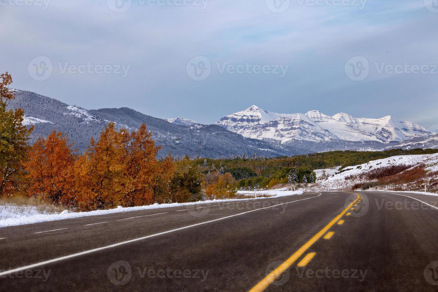 montañas rocosas invierno otoño foto