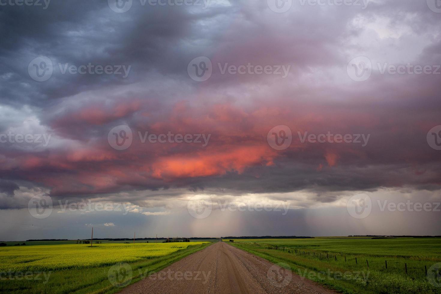 pradera nubes de tormenta puesta de sol foto