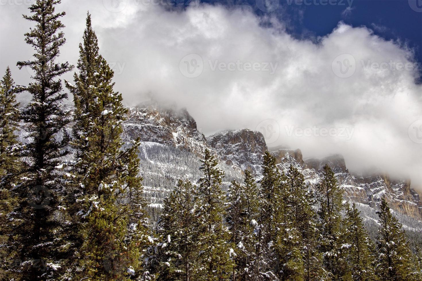 montañas rocosas invierno otoño foto