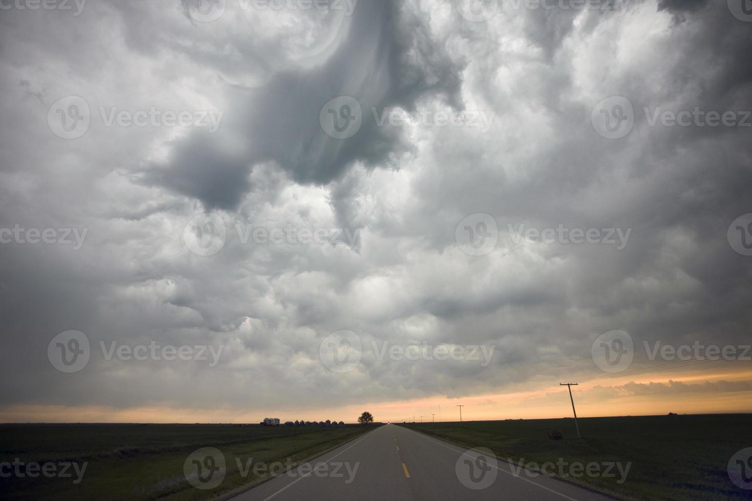 pradera nubes de tormenta foto