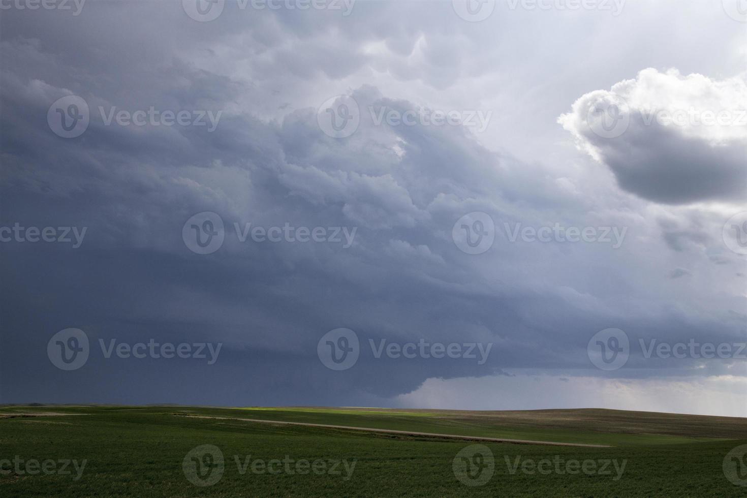 pradera nubes de tormenta foto