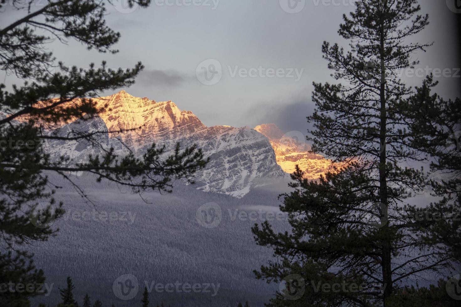 montañas rocosas invierno otoño foto