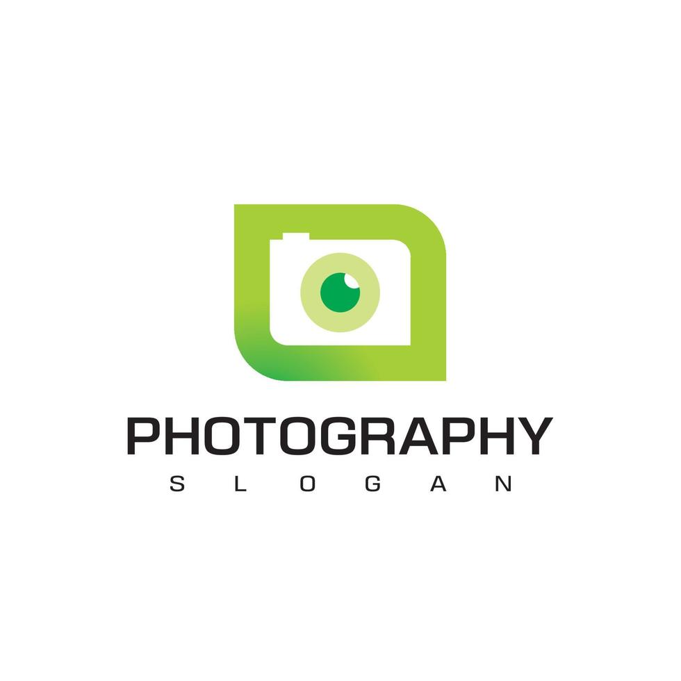 plantilla de logotipo de fotografía de naturaleza con cámara de silueta sobre fondo de hoja vector