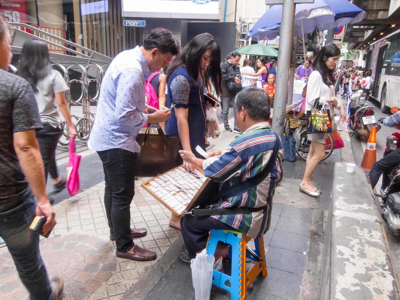 silom bangkokthailand16 de agosto de 2018 por la mañana, las personas que compran boletos de lotería de la mayoría de los vendedores tendrán problemas de visión o discapacitados físicos. en bangkoktailandia16 de agosto de 2018 foto