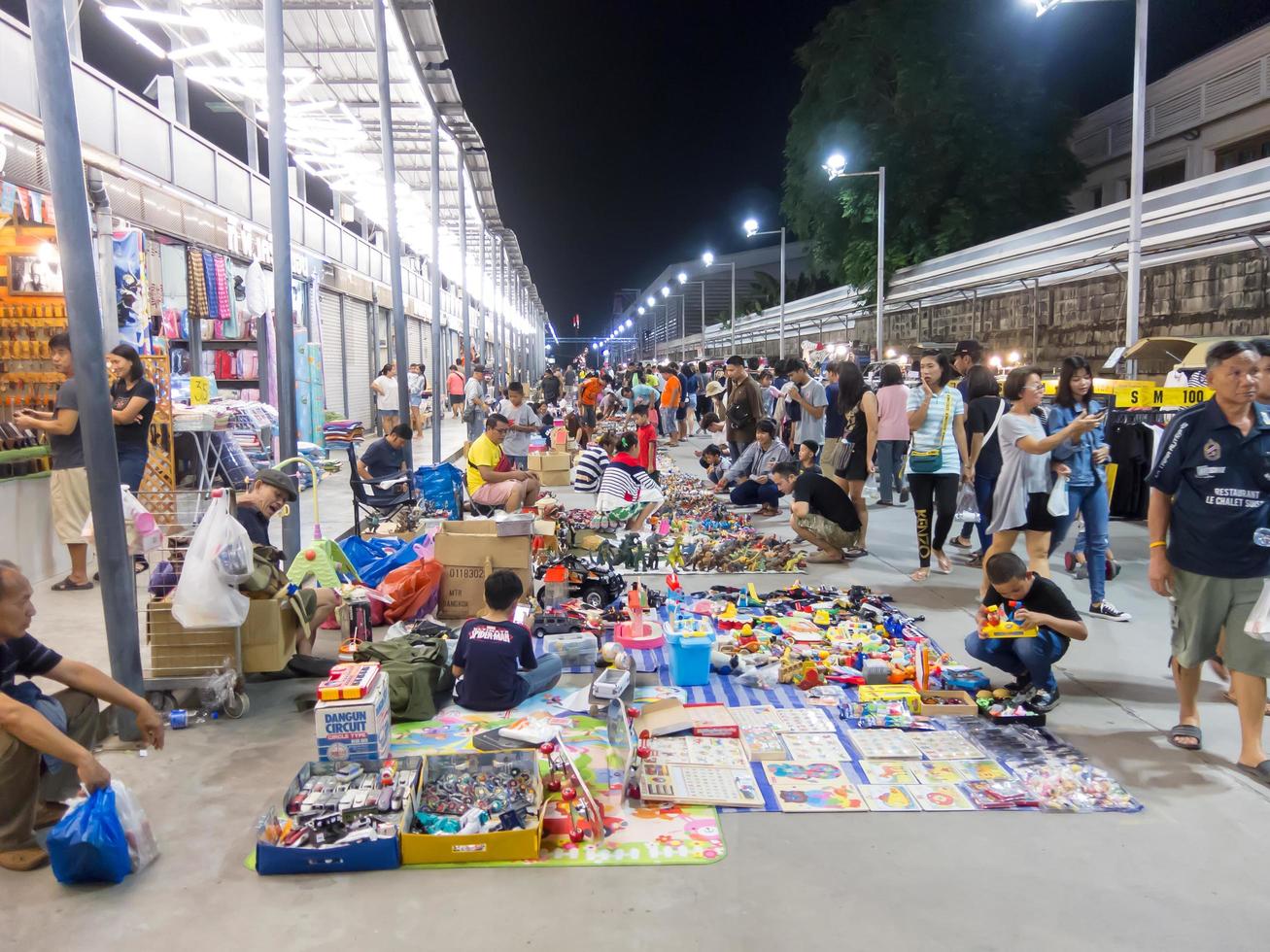 nakhon ratchasimatailandia28 de septiembre de 2018ahorre un bazar nocturno que vende comida y otras cosas en sí mismo en nakhon ratchasima hoy es fin de mes para comprar muchas especialidades..el 28 de septiembre foto