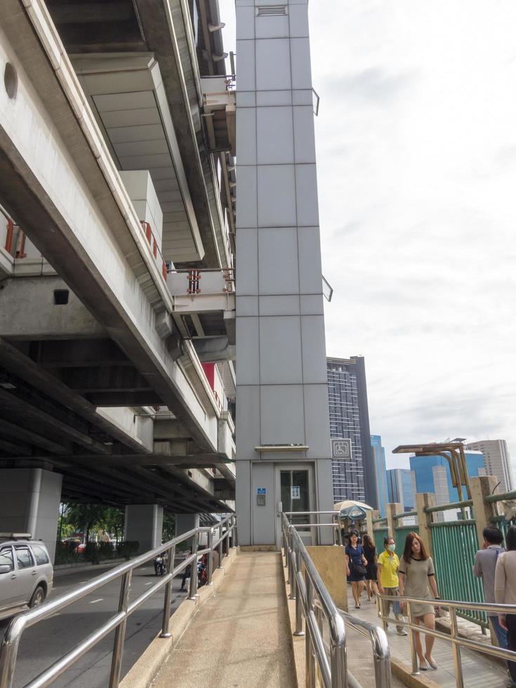 mochit bts station bangkokthailand18 de agosto de 2018 elevado bts sky train para discapacitados el 18 de agosto de 2018 en tailandia. foto