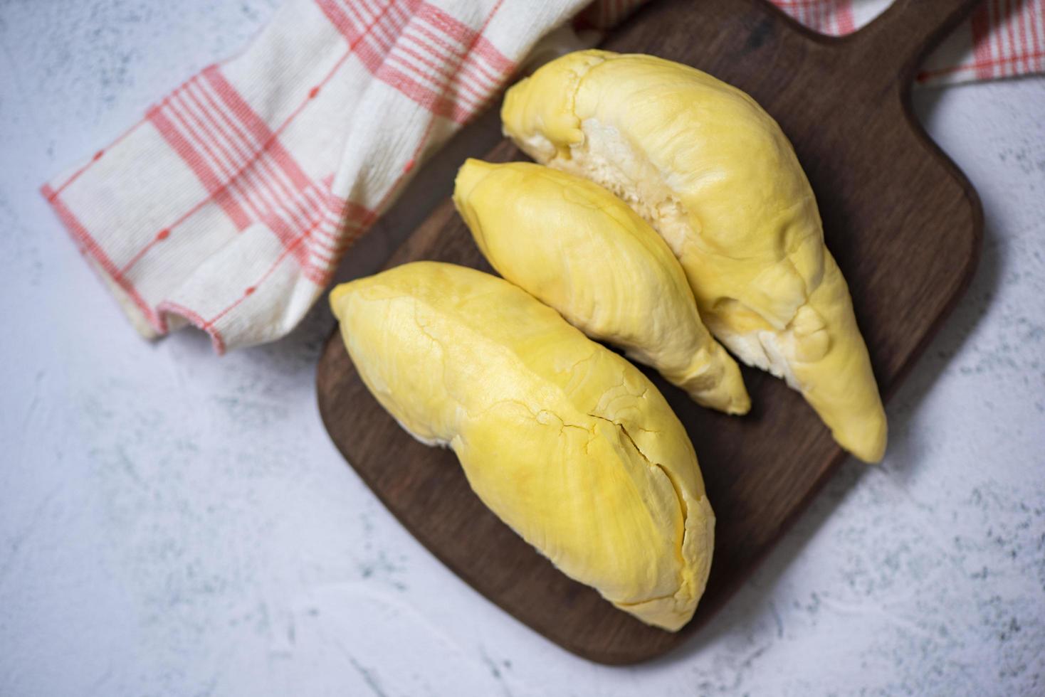 fruta durian fresca de cáscara de árbol en tablero de madera - verano de fruta tropical durian madura para postre dulce o merienda en tailandia foto