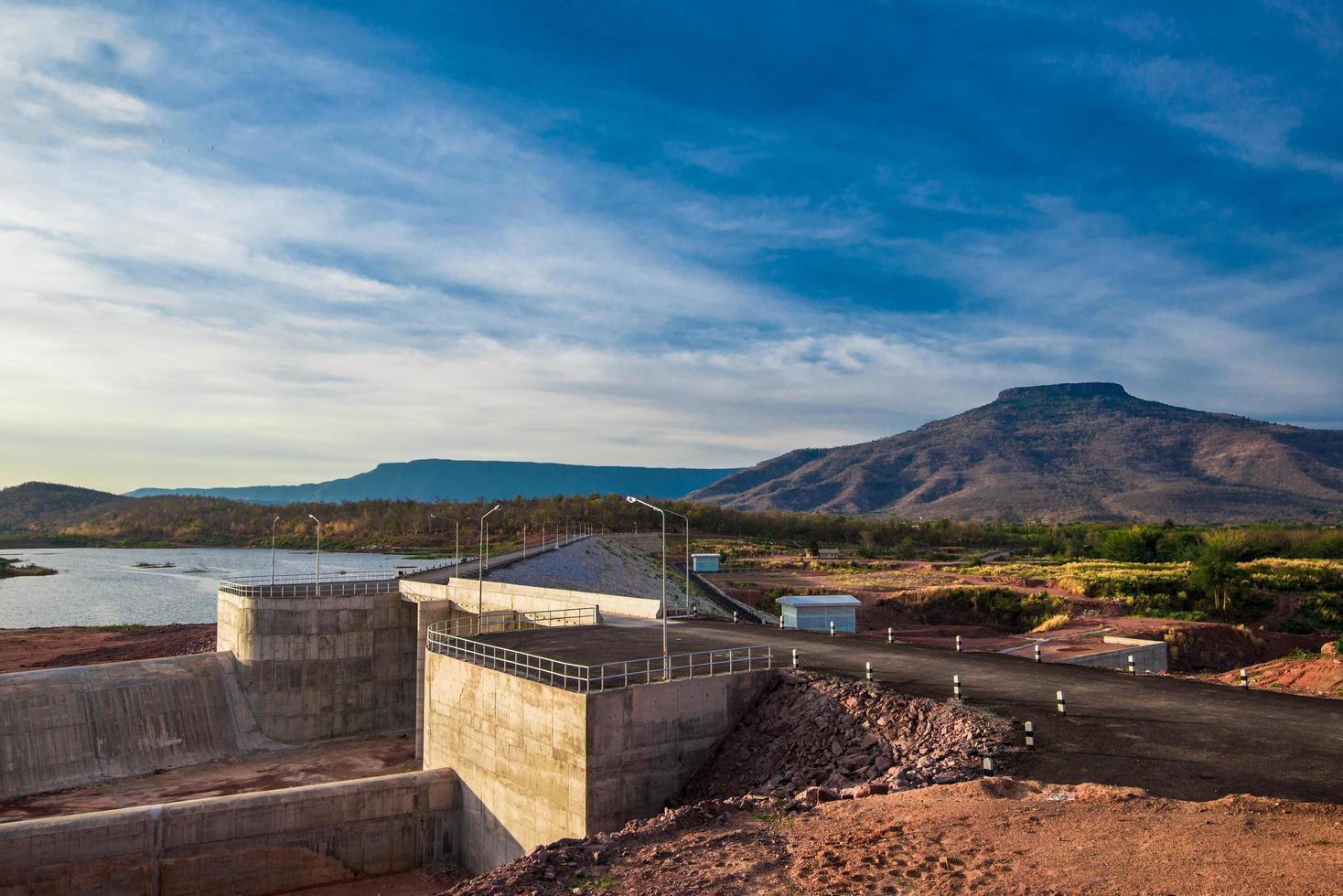 paisaje presa agua depósito río lago y montañas fondo foto