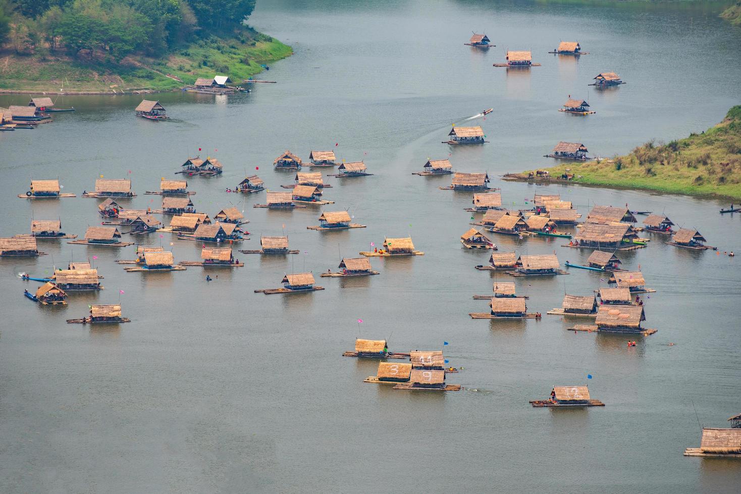 balsa flotante de bambú flotando en el río para relajarse el paisaje turístico de viajes acuáticos foto