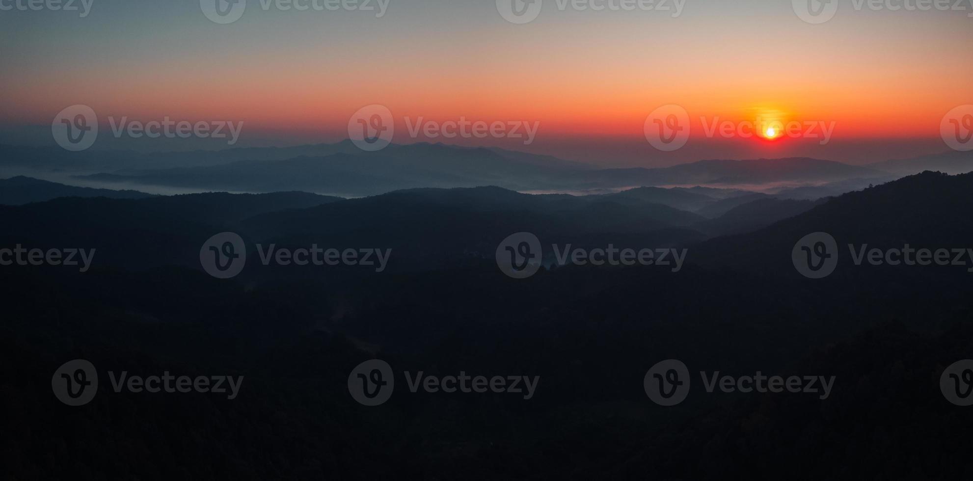 amanecer temprano en la mañana en el bosque foto