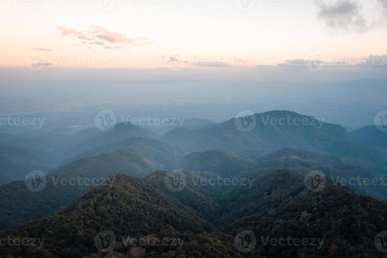 paisaje paisaje de montaña en la noche foto