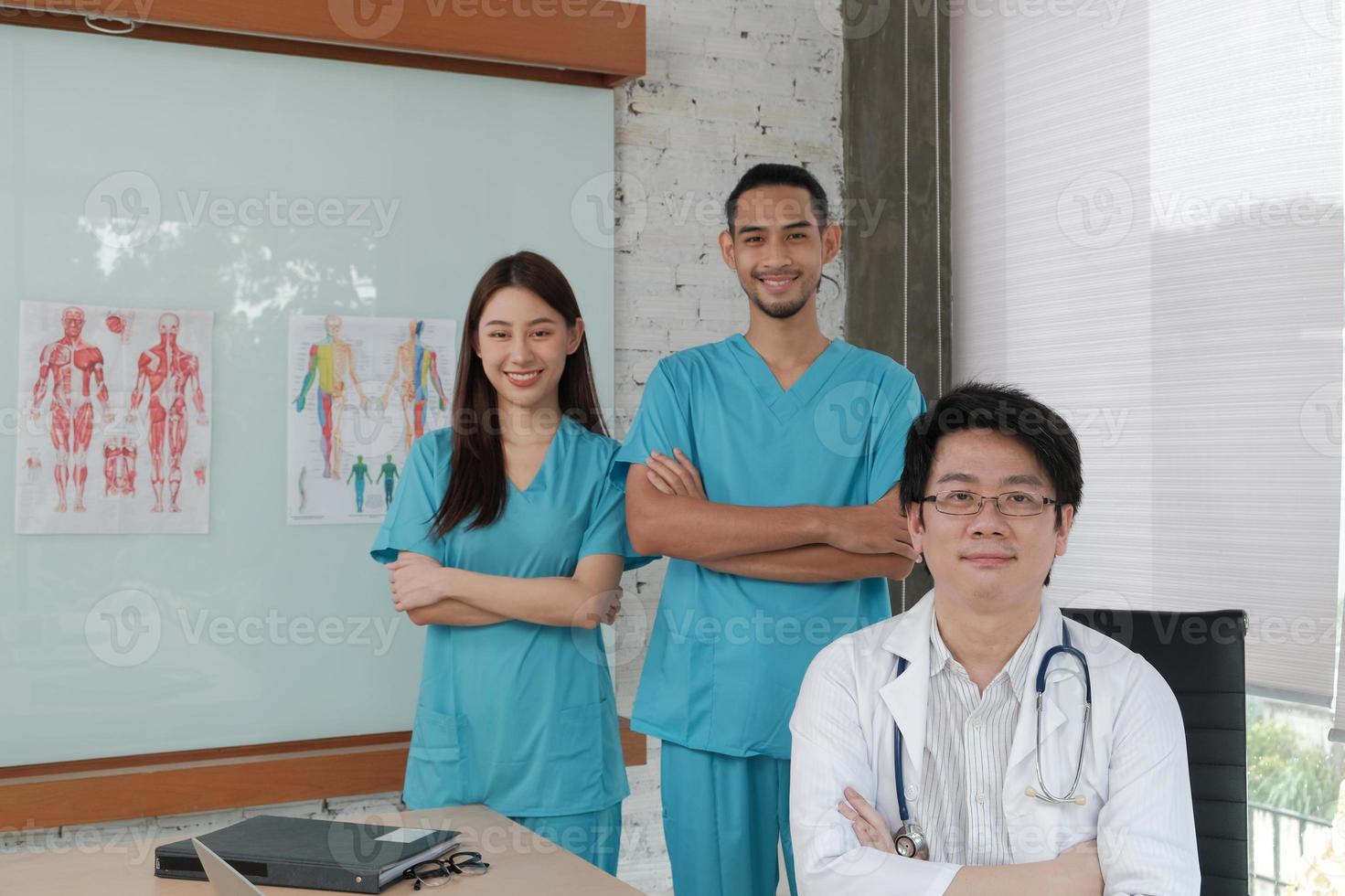 equipo de confianza en el cuidado de la salud, retrato de tres médicos jóvenes de etnia asiática en uniforme con estetoscopio, sonriendo y mirando a cámara en la clínica, personas con experiencia en tratamiento profesional. foto