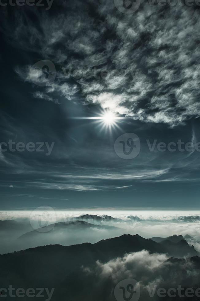 paisaje montañoso vertical con niebla foto