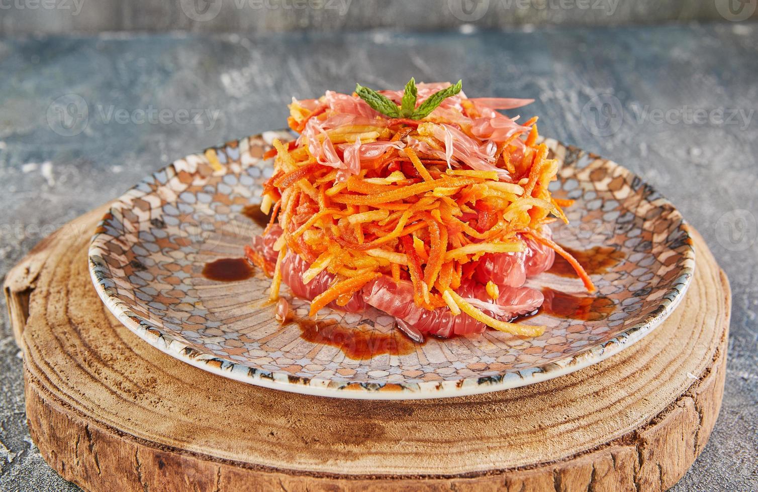 ensalada de zanahoria, manzana, nueces y pamela en un plato. comida gourmet francesa foto