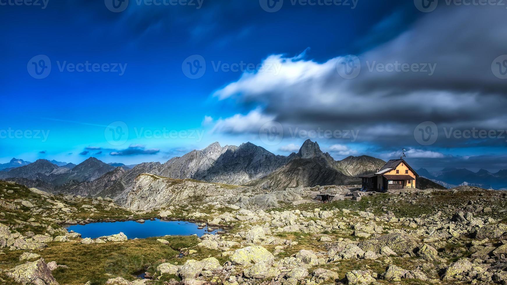 cabaña alpina en los alpes italianos foto