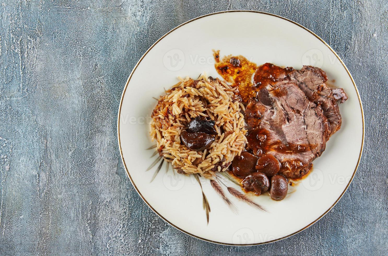 ternera en salsa con setas y castañas y risotto. cocina gourmet francesa foto