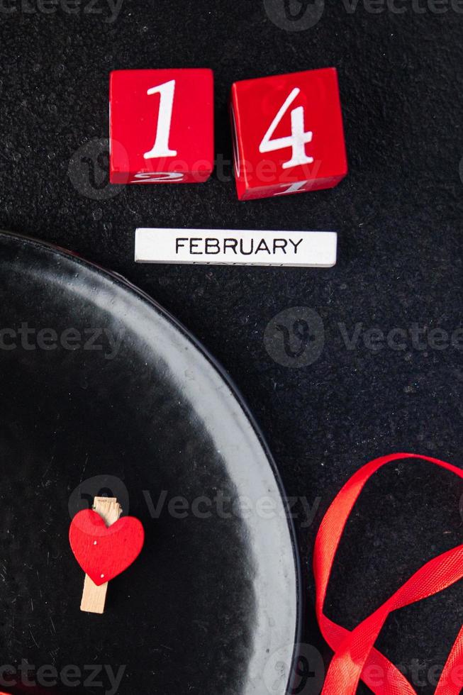 ajuste de la mesa del día de san valentín fecha romántica cubiertos tenedor, cuchillo, plato foto