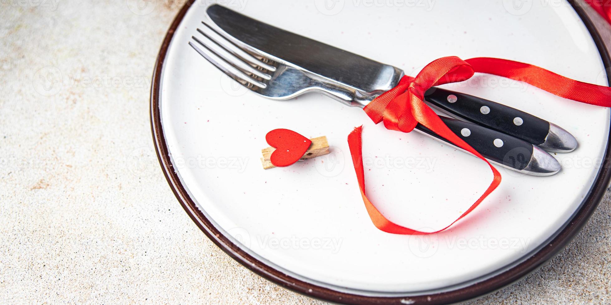 ajuste de la mesa del día de san valentín fecha romántica cubiertos tenedor, cuchillo, plato foto