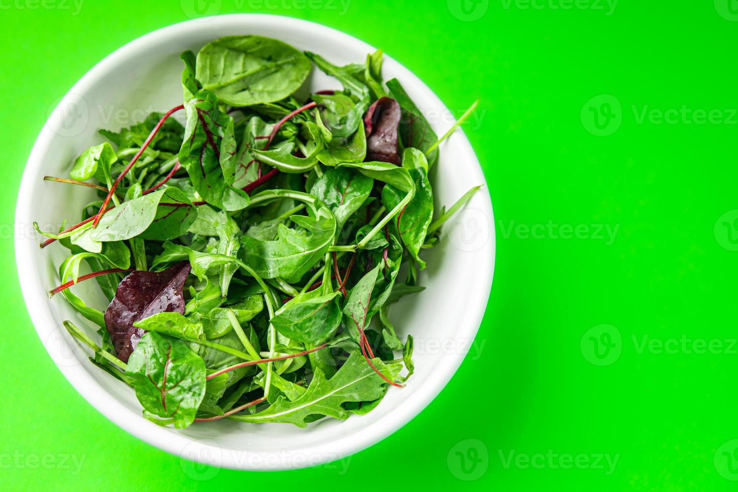 plato de ensalada hojas verdes mezclar comida saludable comida vegana o vegetariana foto