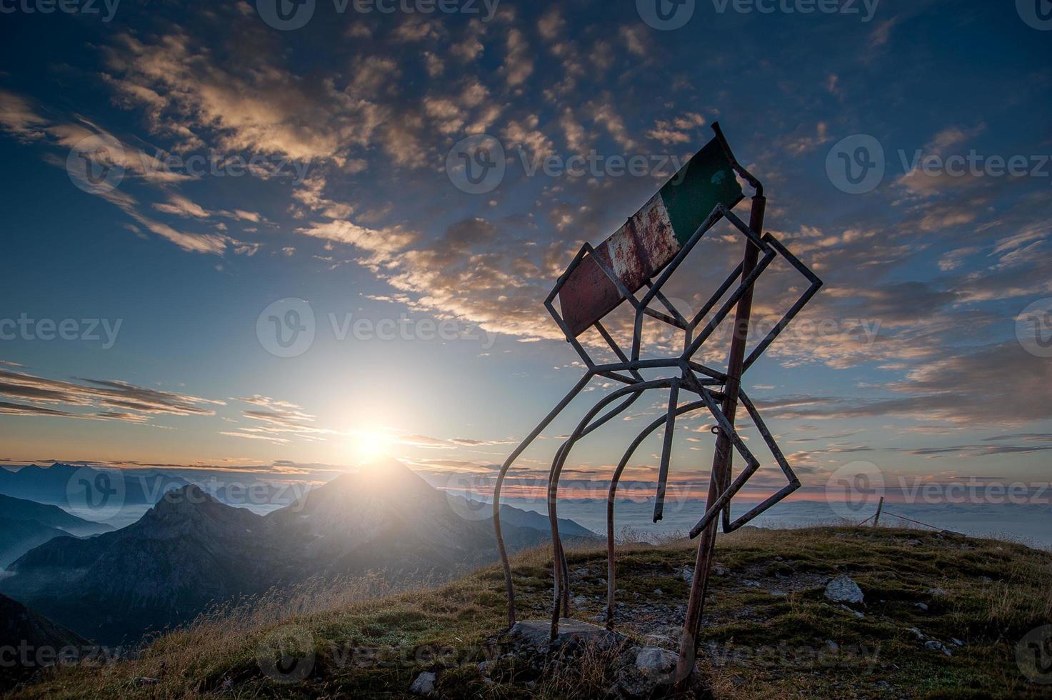 amanecer en las montañas con niebla. foto