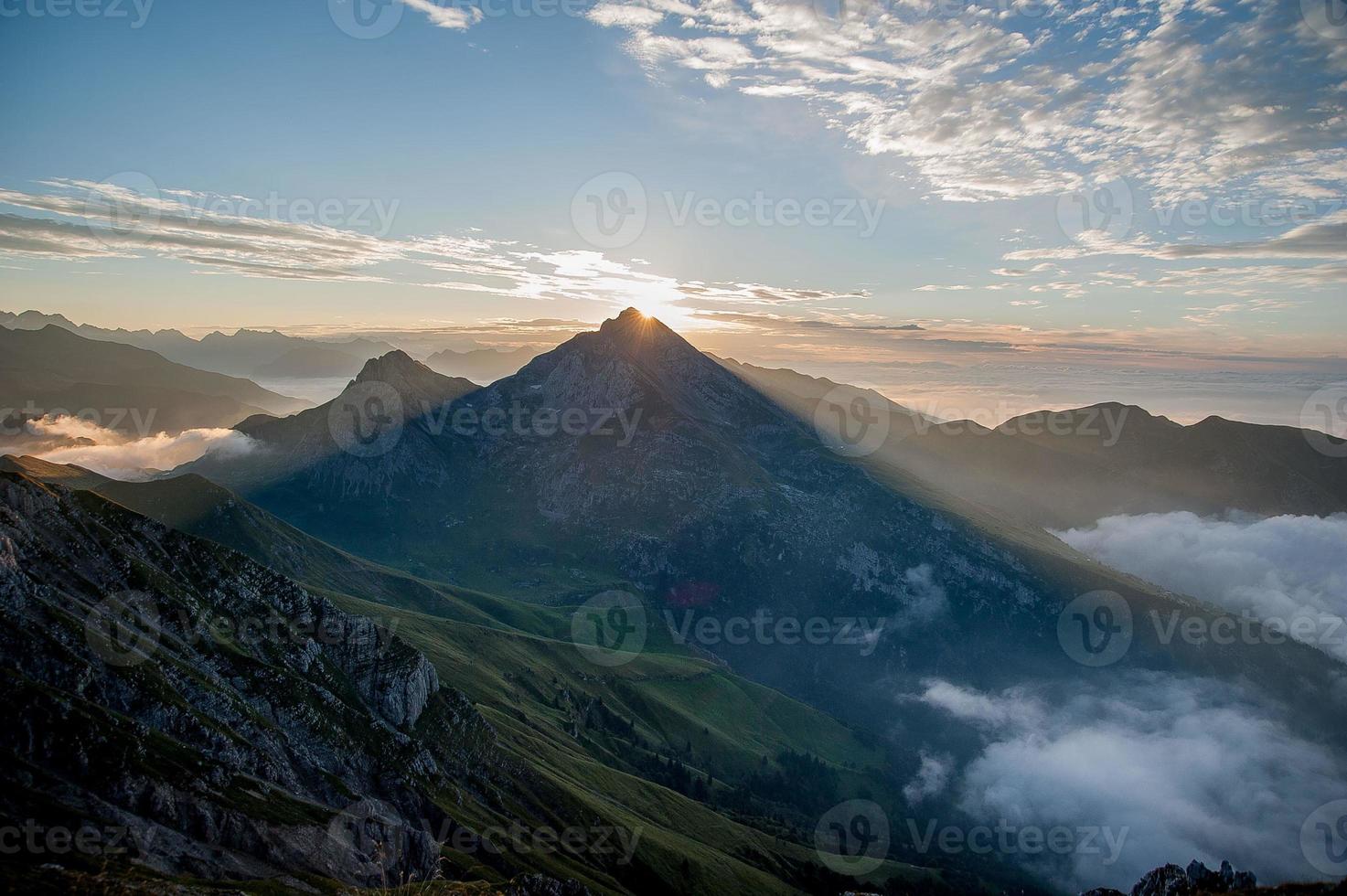 amanecer en la montaña foto