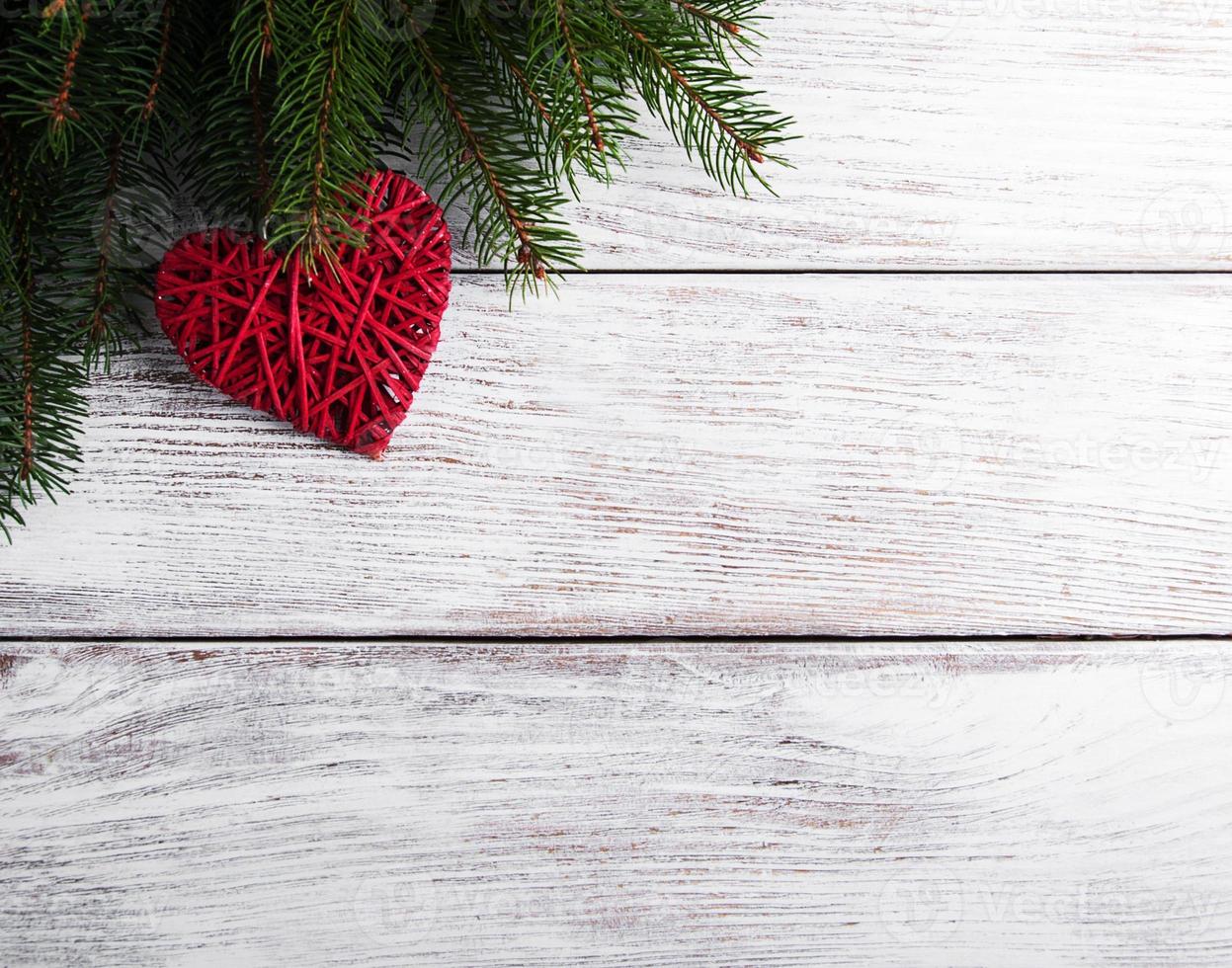 ramas de arbol de navidad con decoracion de corazon foto