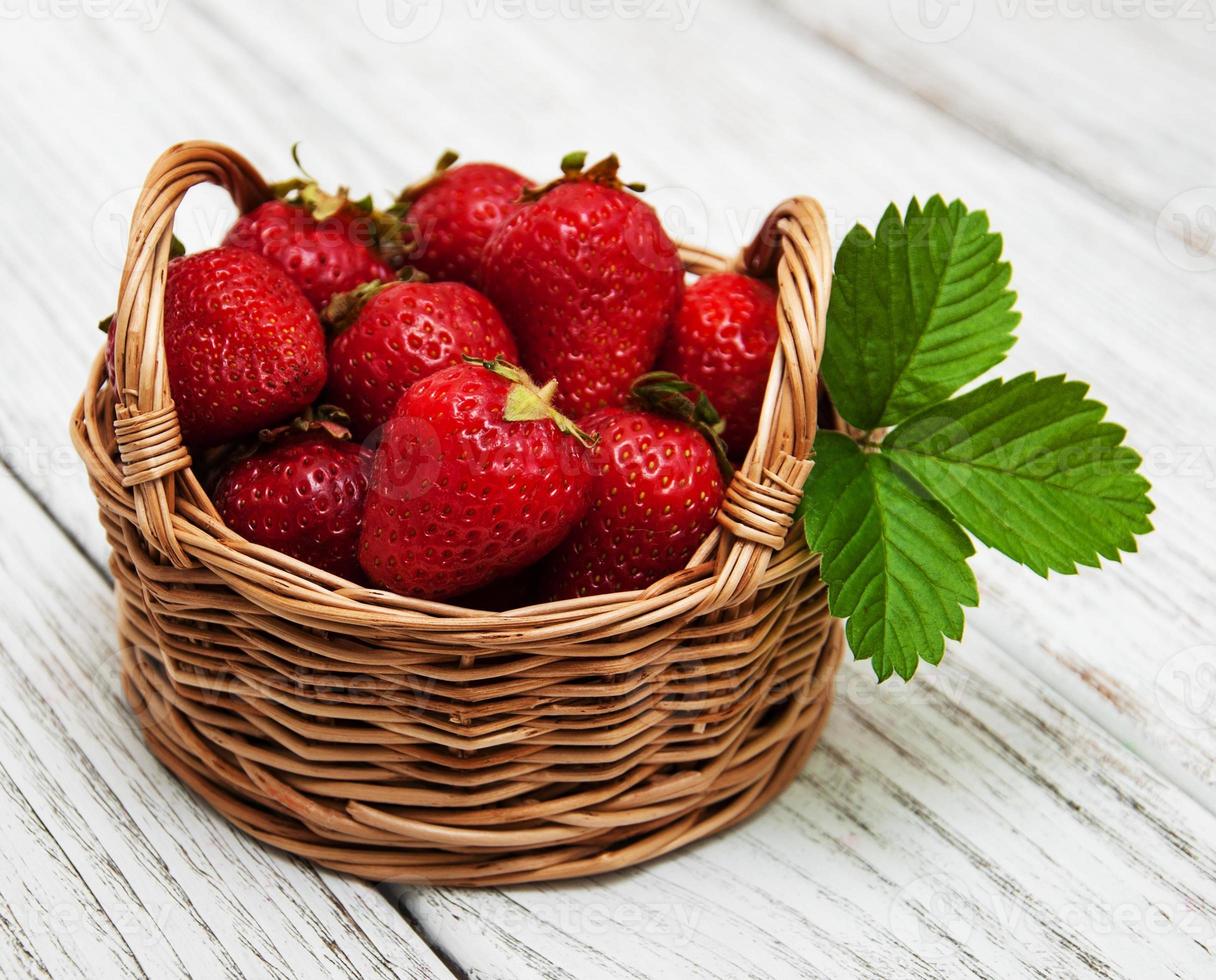 fresas maduras en la mesa de madera foto