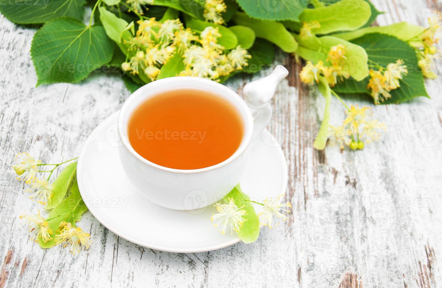 taza de té de hierbas con flores de tilo foto