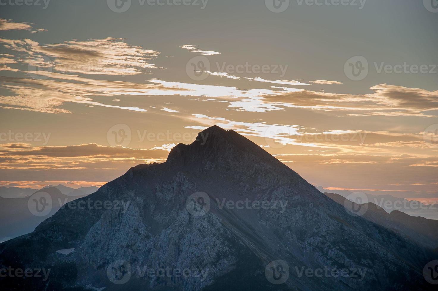 amanecer en la montaña foto