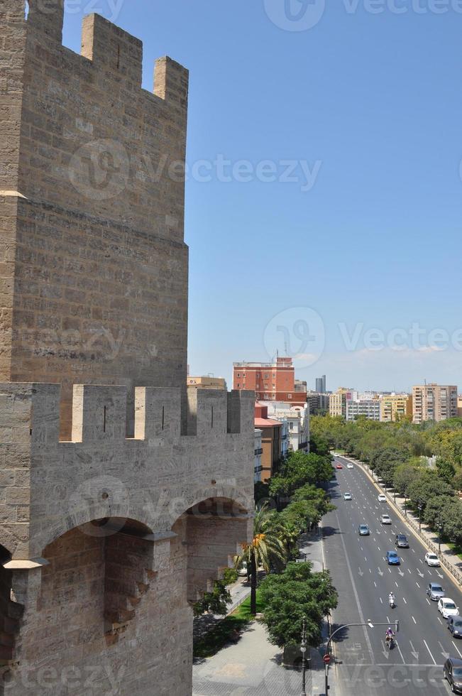 puerta de serranos en valencia foto