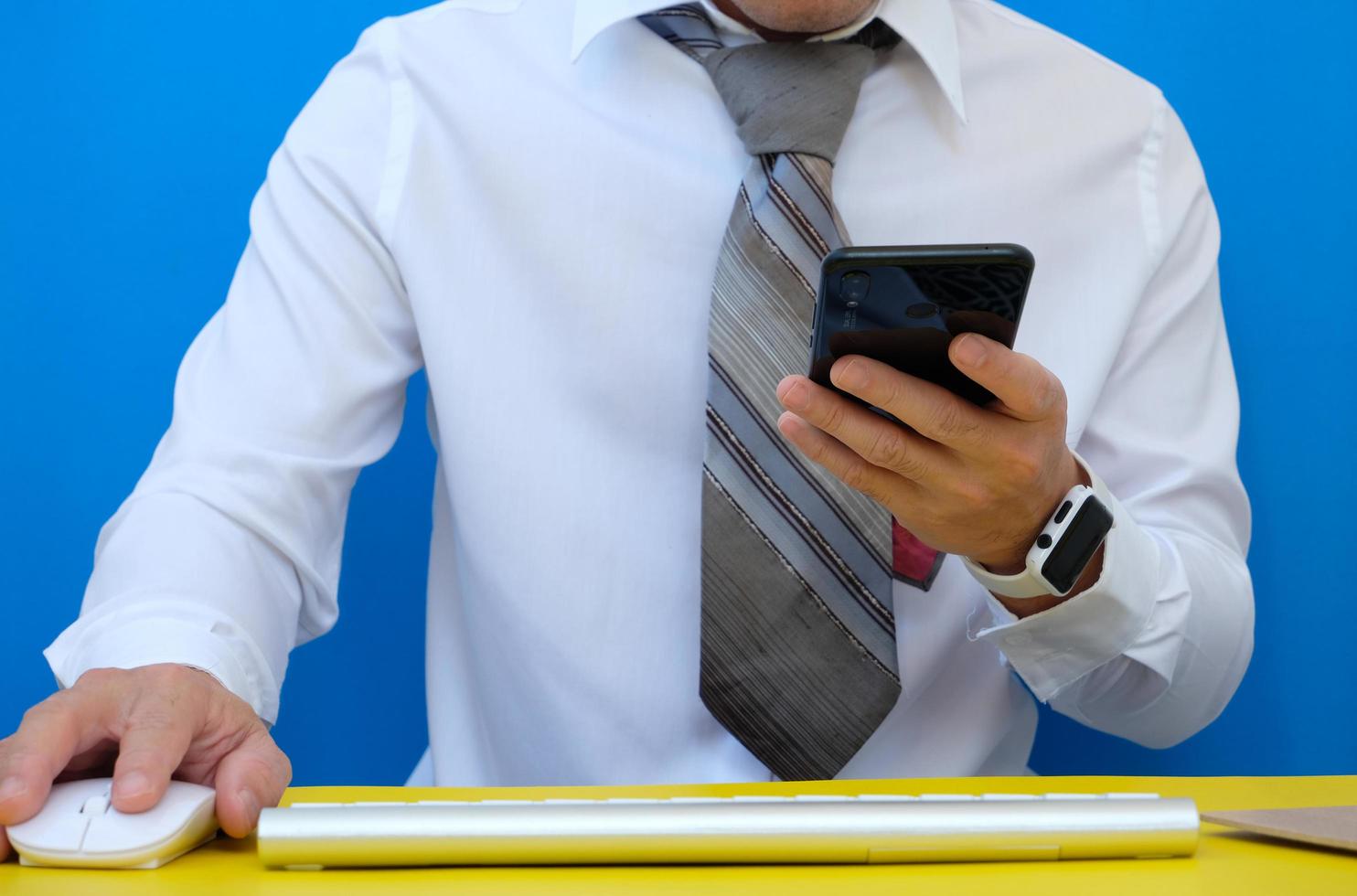 hombre de negocios usando su teléfono inteligente para enviar un mensaje de texto foto