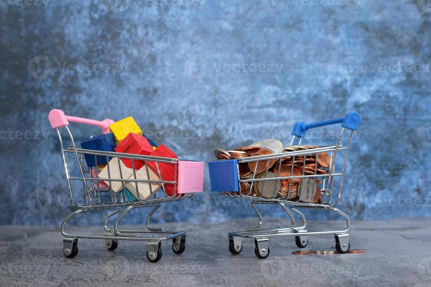 concepto de compras en línea. carrito de compras con moneda en la mesa foto