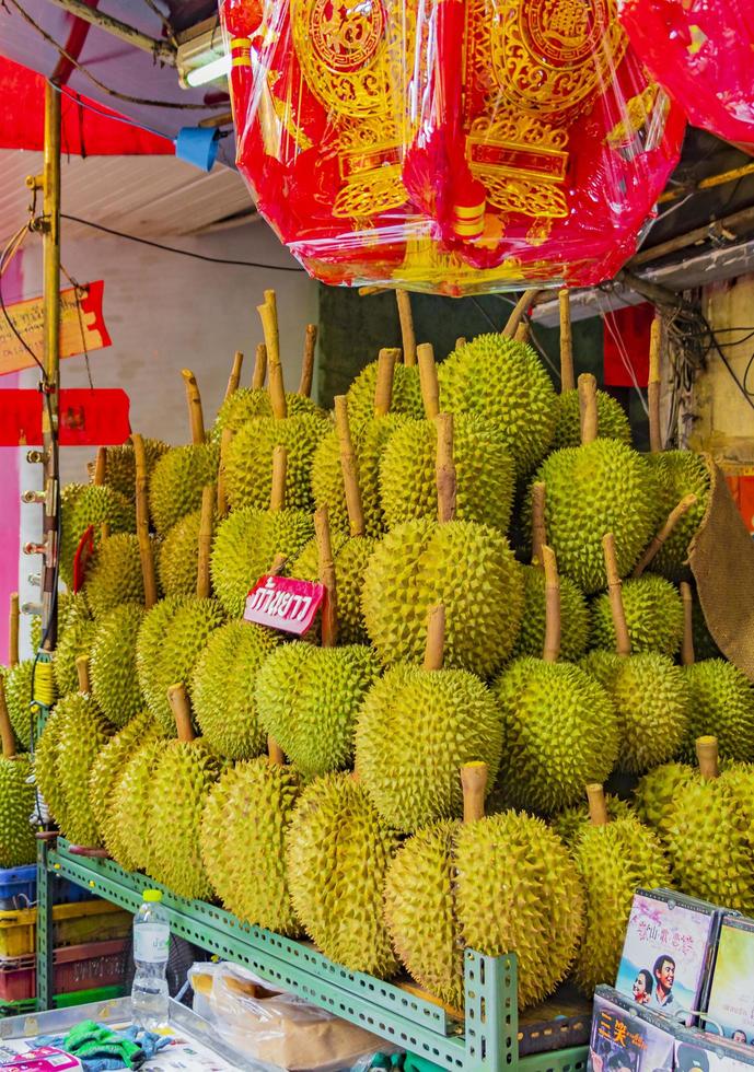 bangkok, tailandia, 22 de mayo de 2018, venta de la fruta apestosa durian en el barrio chino de bangkok, tailandia. foto